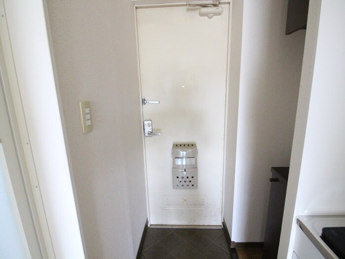 物件内観写真12　(玄関)