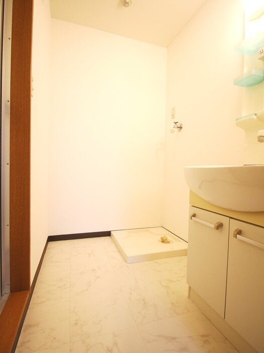 物件内観写真16　(洗濯機置場)