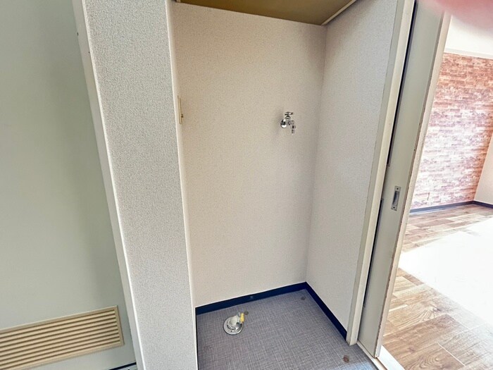 物件内観写真16　(洗濯機置場)