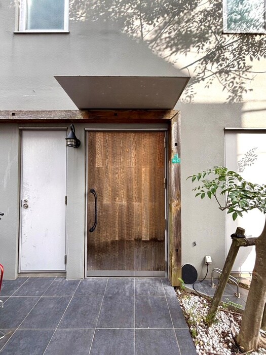 物件外観写真3　(エントランス部分)