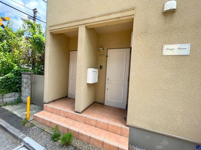 物件外観写真3　(エントランス部分)