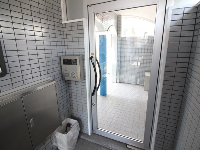 物件外観写真4　(エントランス部分)