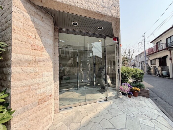 物件外観写真2　(エントランス部分)