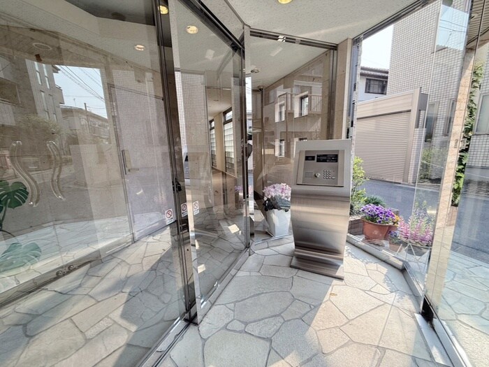 物件外観写真3　(エントランス部分)