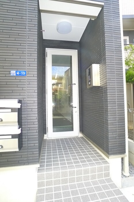 物件外観写真3　(エントランス部分)