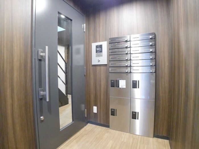 物件外観写真3　(エントランス部分)