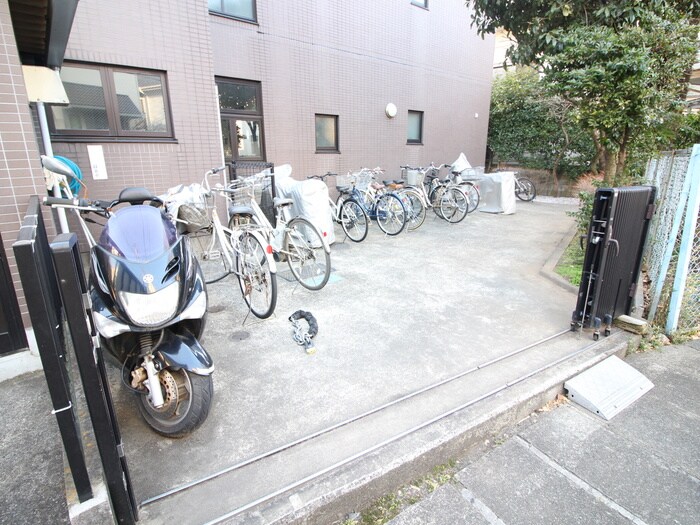物件外観写真2　(駐輪場)