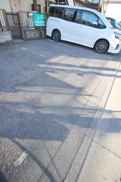 物件外観写真3　(駐車場)