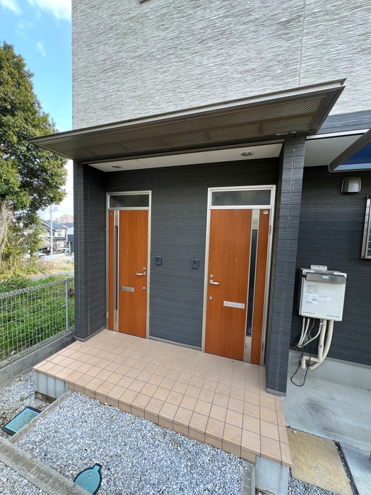 物件外観写真4　(エントランス部分)