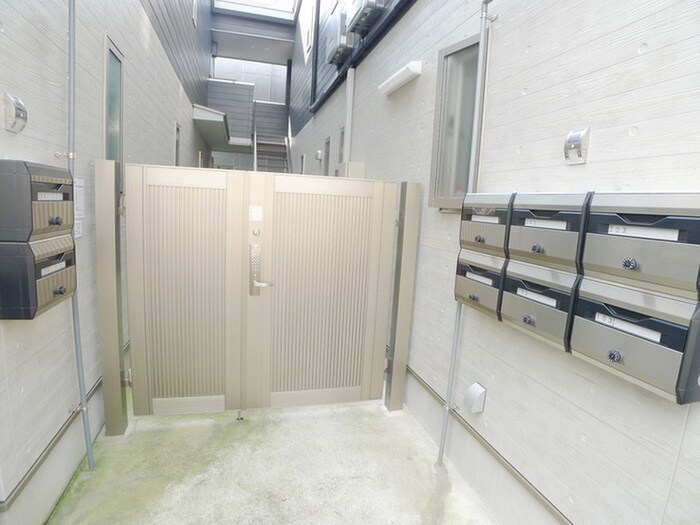 物件外観写真5　(エントランス部分)