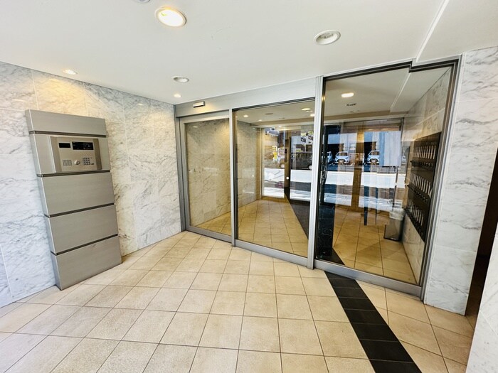 物件外観写真3　(エントランス部分)