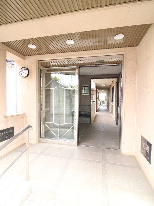 物件外観写真4　(エントランス部分)