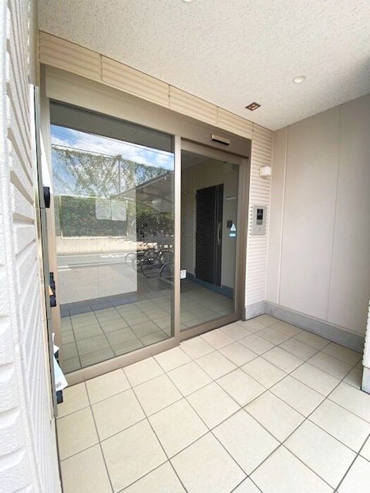 物件外観写真2　(エントランス部分)