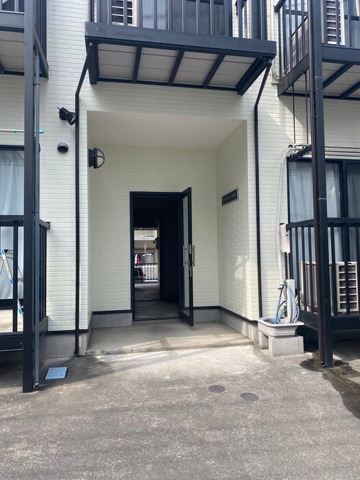 物件外観写真4　(エントランス部分)