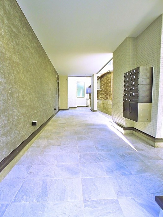 物件外観写真2　(エントランス部分)