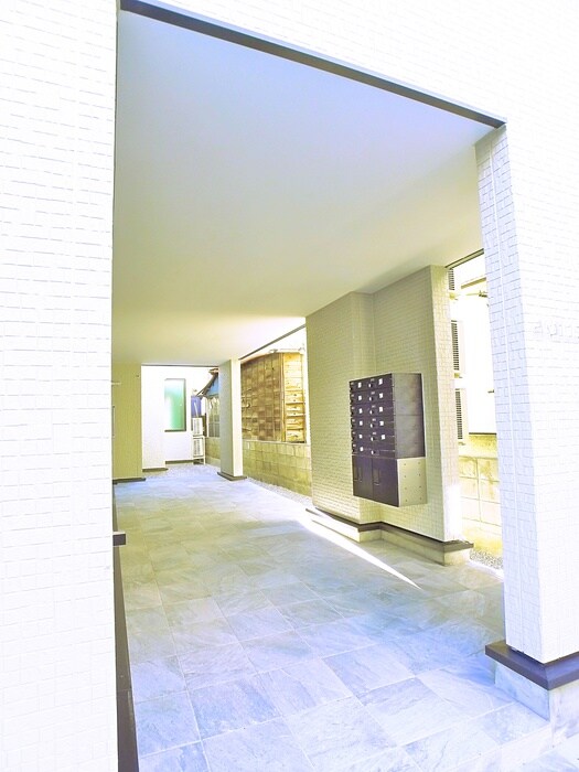 物件外観写真5　(エントランス部分)