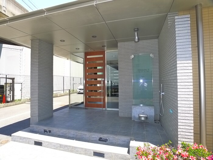 物件外観写真3　(エントランス部分)