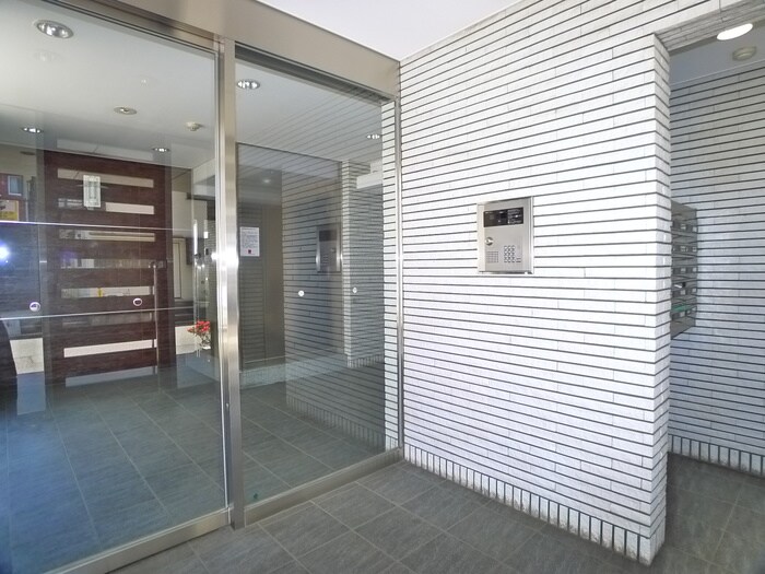 物件外観写真4　(エントランス部分)