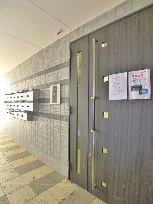 物件外観写真4　(エントランス部分)