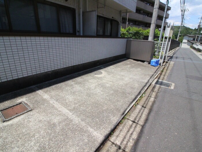 物件外観写真4　(駐車場)