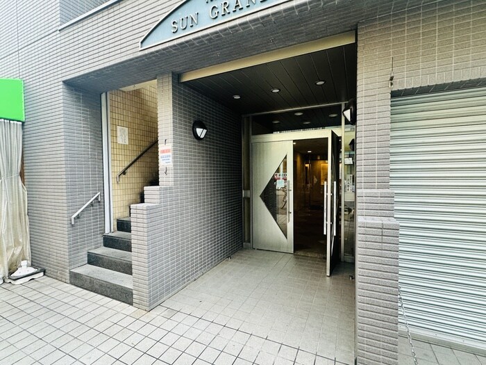 物件外観写真2　(エントランス部分)