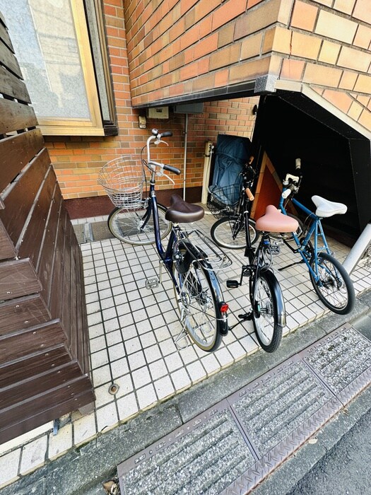 物件外観写真4　(駐輪場)