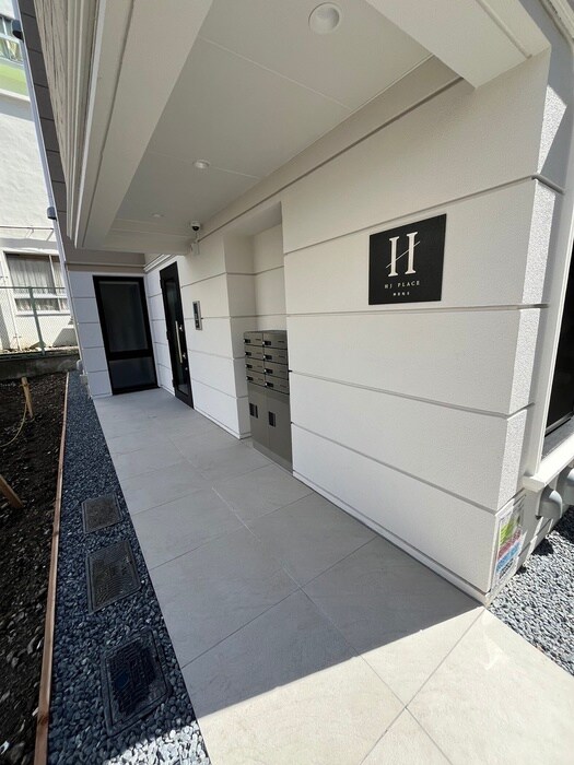 物件外観写真2　(エントランス部分)