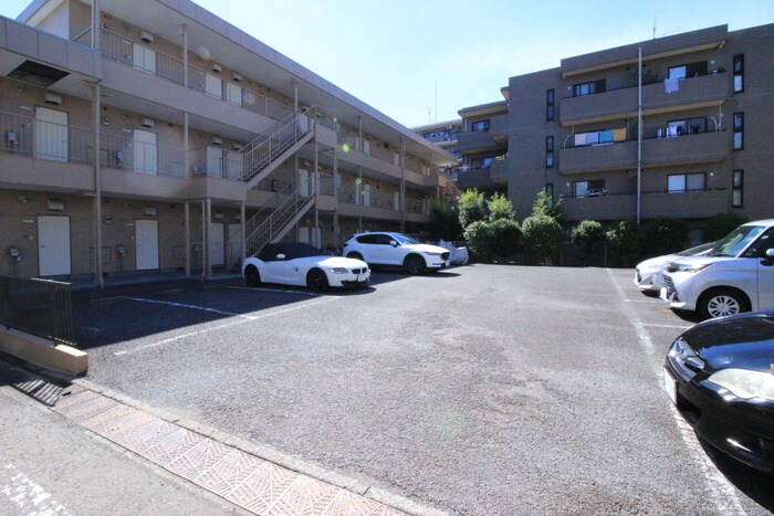 物件外観写真5　(駐車場)