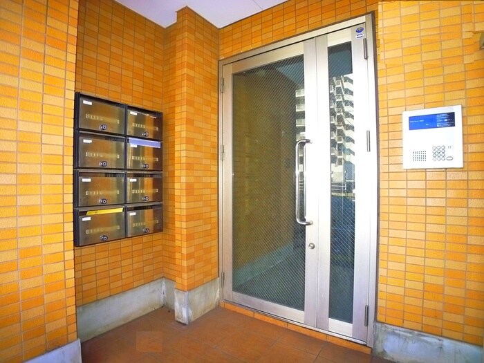 物件外観写真2　(エントランス部分)