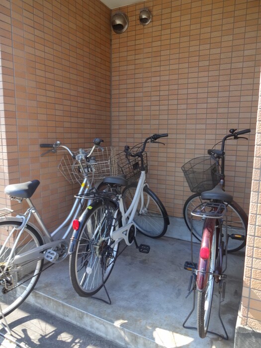 物件外観写真3　(駐輪場)