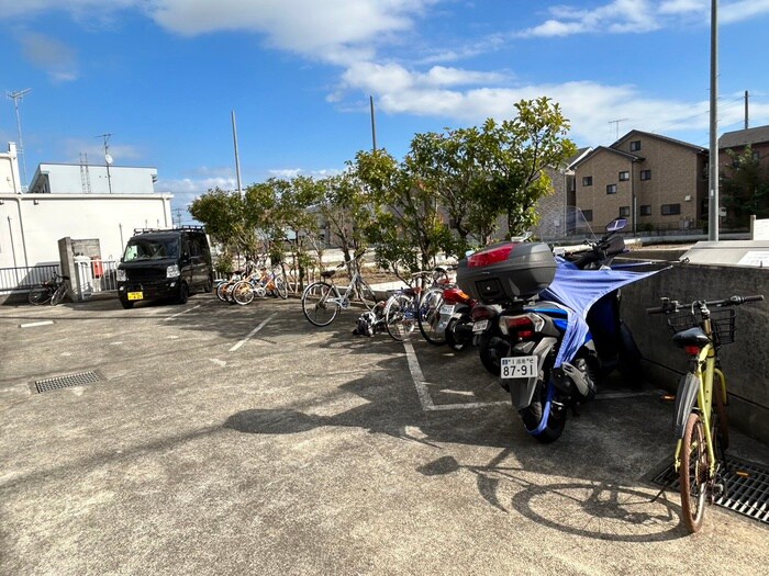 物件外観写真5　(駐車場)