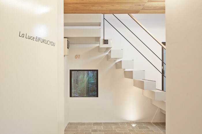 物件外観写真6　(エントランス部分)