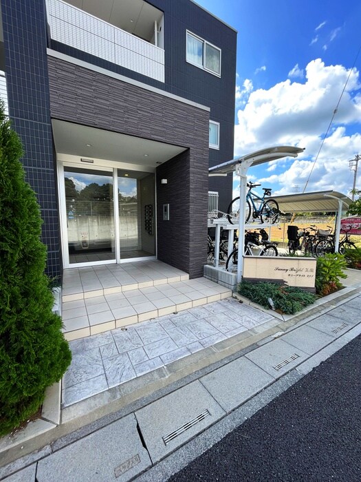 物件外観写真2　(エントランス部分)