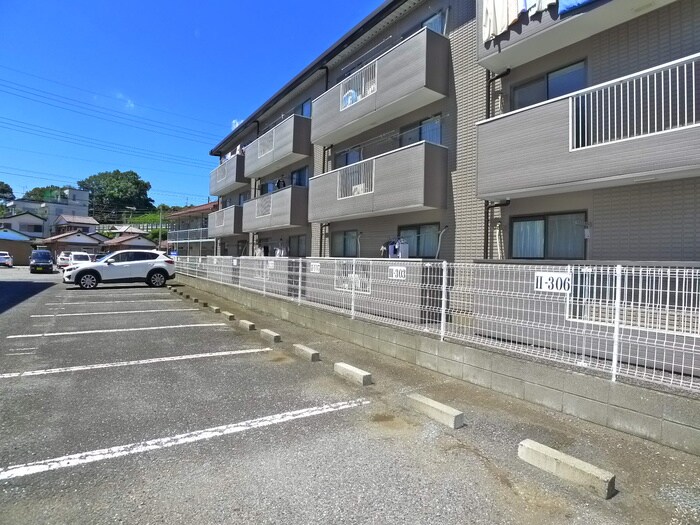 物件外観写真4　(駐車場)