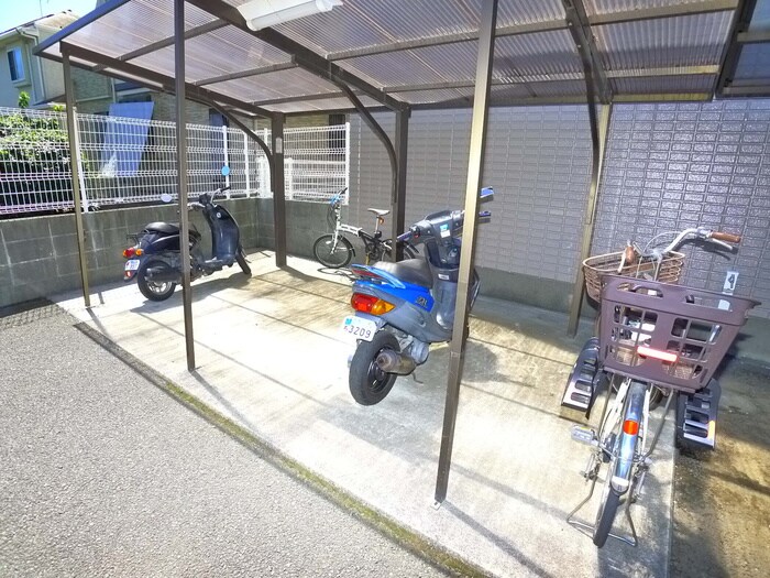 物件外観写真6　(駐輪場)