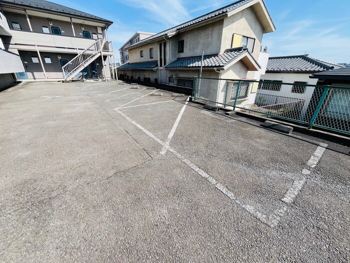 物件外観写真3　(駐車場)