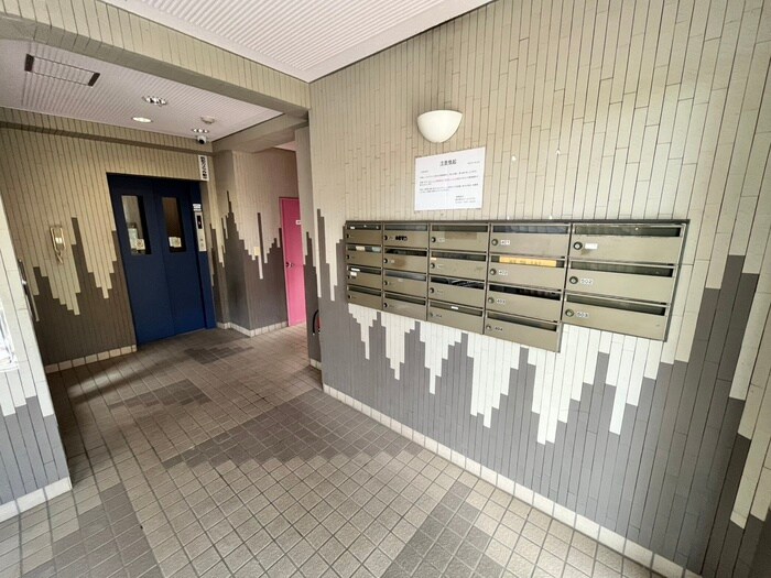 物件外観写真4　(エントランス部分)