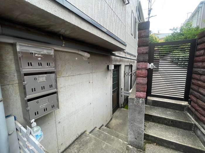 物件外観写真3　(エントランス部分)