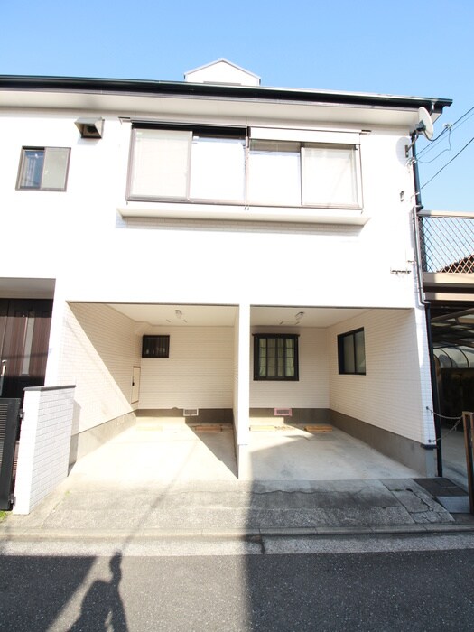 物件外観写真3　(駐車場)