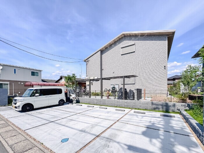 物件外観写真4　(駐車場)