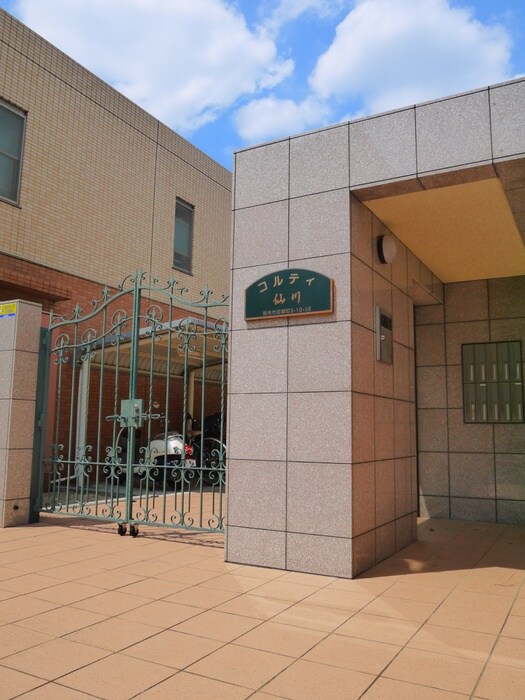 物件外観写真2　(エントランス部分)