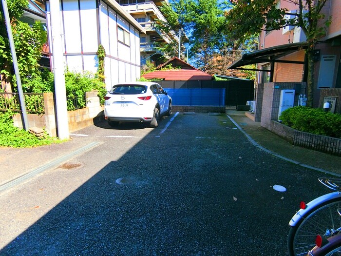 物件外観写真3　(駐車場)