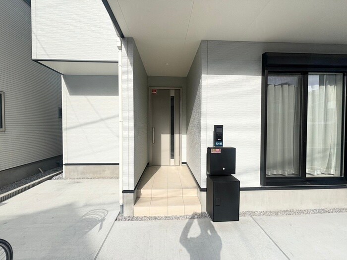 物件外観写真3　(エントランス部分)