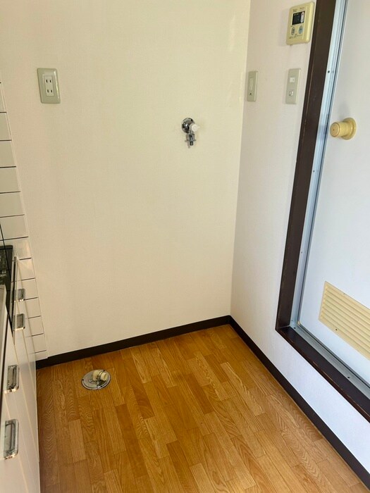 物件内観写真18　(洗濯機置場)