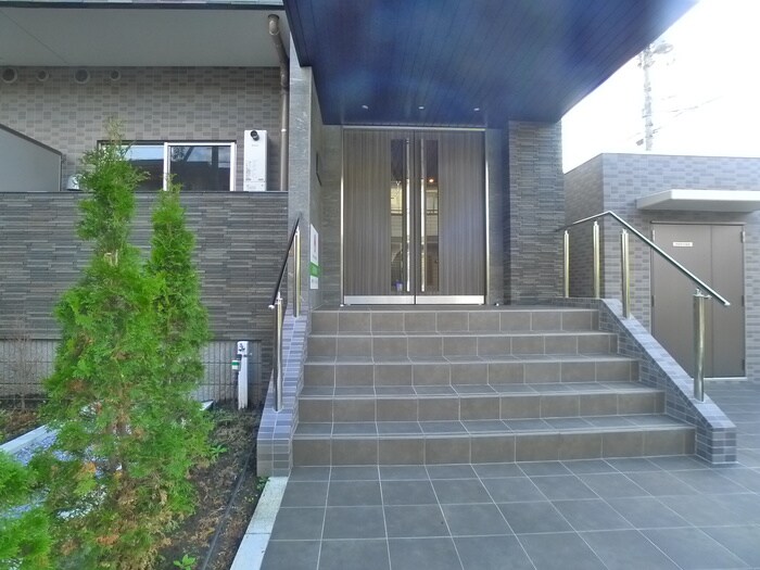 物件外観写真4　(エントランス部分)