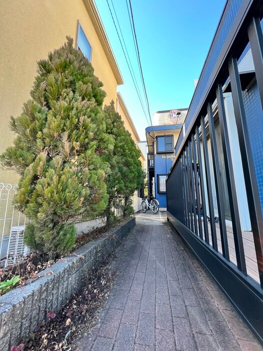 物件外観写真3　(エントランス部分)