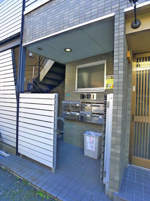 物件外観写真4　(エントランス部分)