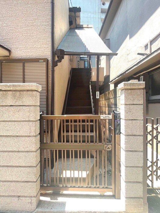 物件外観写真4　(エントランス部分)