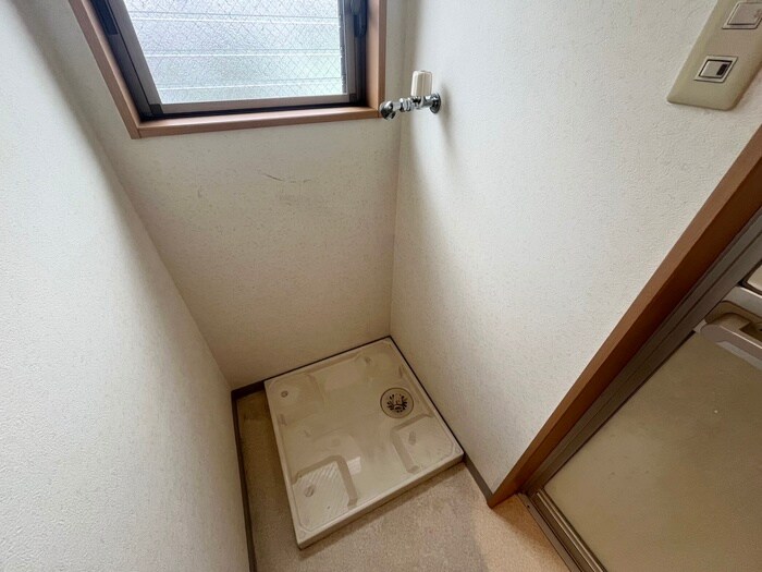 物件内観写真10　(洗濯機置場)