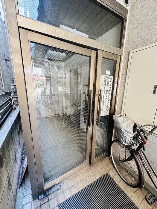 物件外観写真2　(エントランス部分)
